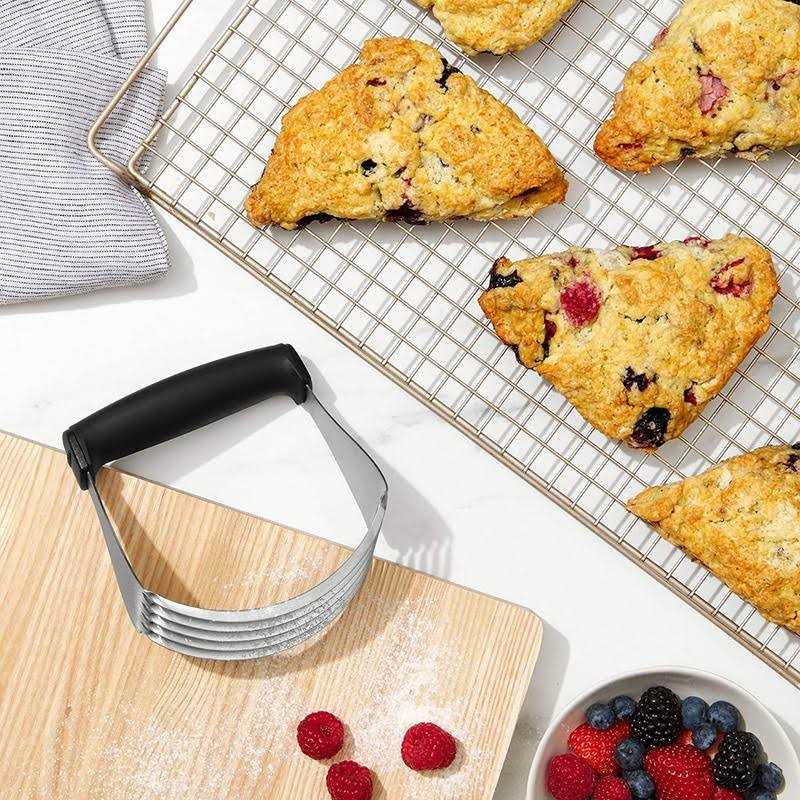 Farberware Soft Grips Stainless Steel Pastry Blender with Blades - Image 3
